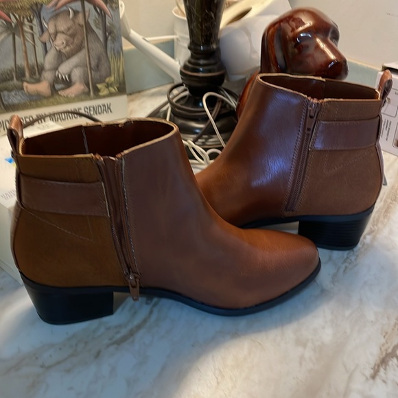 LONDON FOG COLLECTION, size 8 , low heeled booties, BROWN, side zipped NEW - Picture 5 of 9